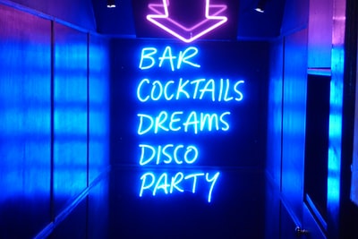 霓虹灯标志阅读酒吧鸡尾酒梦想迪斯科派对